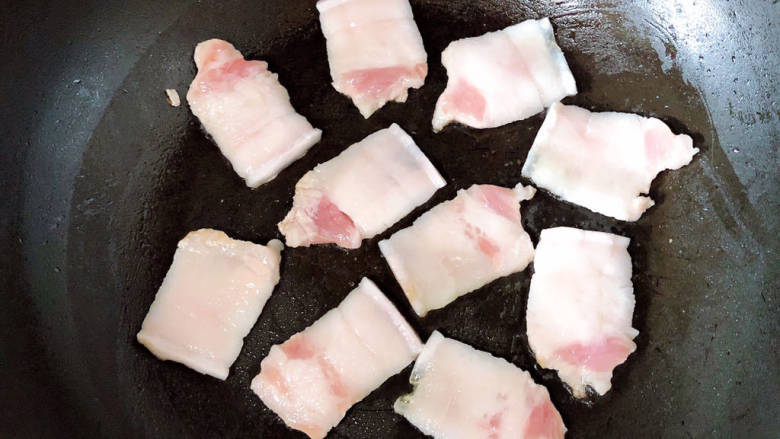 五花肉炒黄瓜,锅中放入五花肉,练出猪油。