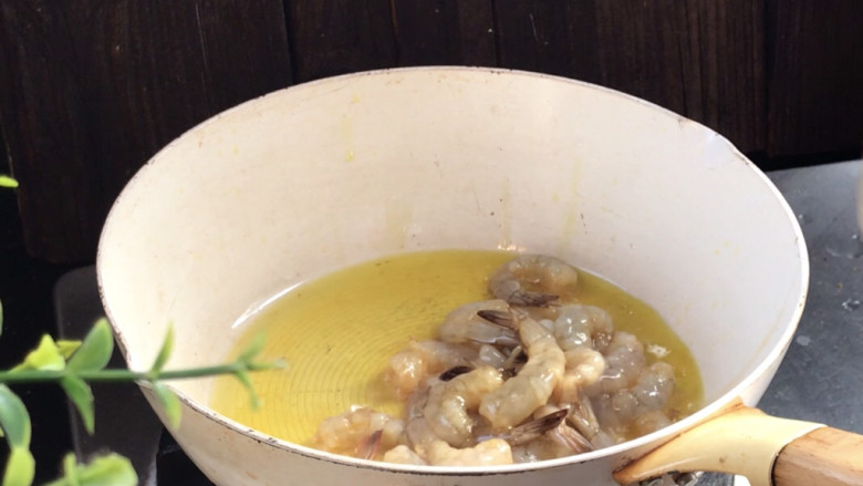 腐竹炒虾仁,起锅热油,放入虾仁