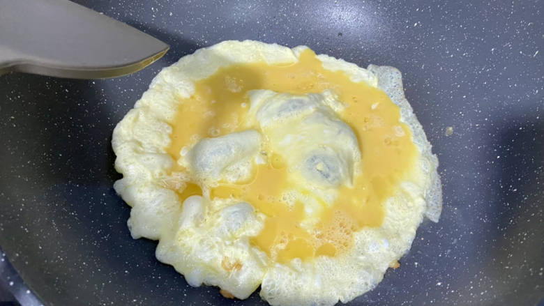茭白炒鸡蛋,热锅加适量食用油,油六成热,下蛋液,滑炒成型炒散盛出