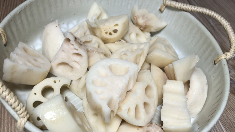莲藕酱炖鸡腿肉,<a style='color:red;display:inline-block;' href='/shicai/ 30'>莲藕</a>去皮洗净,切成小块备用