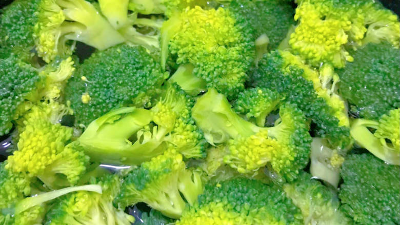 荷兰豆炒花菜,花菜需要绰水(冷水下锅)