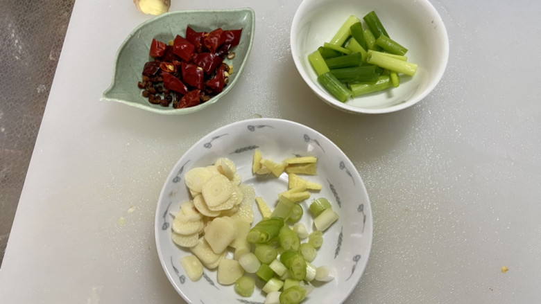 炝炒藕片,干辣椒去籽剪小段,小葱葱白切末,葱叶切段,姜切丝,蒜切片