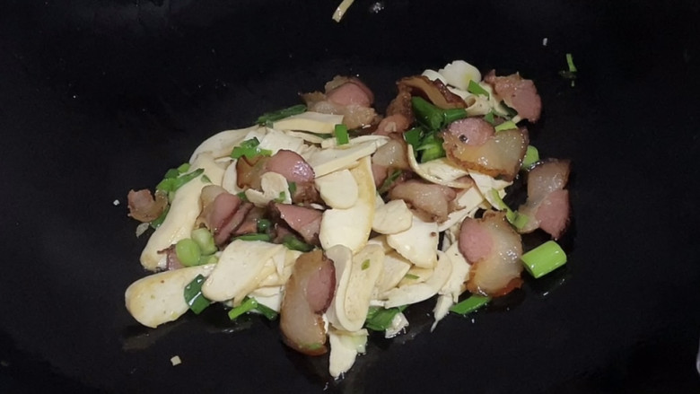 豆干炒腊肉,炒匀后加入<a style='color:red;display:inline-block;' href='/shicai/ 756'>鸡精</a>,一勺生抽