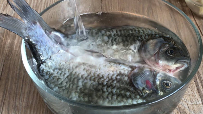 香烤鲫鱼,腌制好的鲫鱼洗去盐水,沥干水分