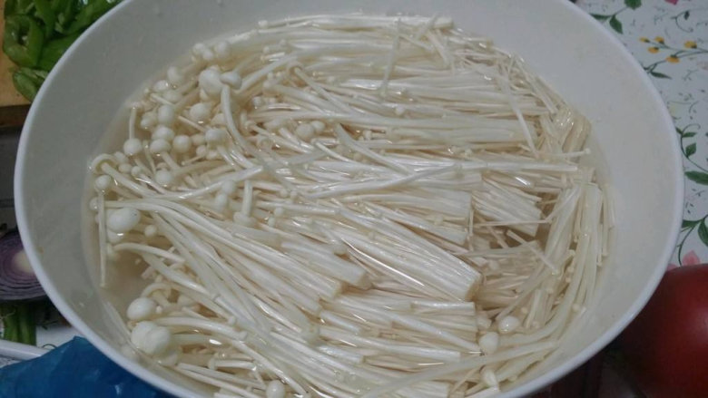 超级下饭的金菇日本豆腐,1、金针菇洗净沥干水备用(去除根部弄散)<a style='color:red;display:inline-block;' href='/shicai/ 477'>日本豆腐</a>打开包装横切3刀,切块,蒜切碎,葱花备用