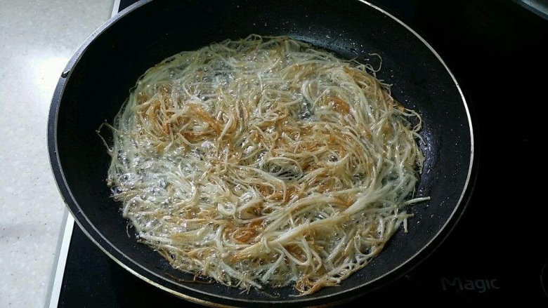超级下饭的金菇日本豆腐,2、锅中倒油烧热,加入日本豆腐煎至表皮焦黄,沥干捞起。剩下的油再加入蒜以及大葱爆香,加入金针菇