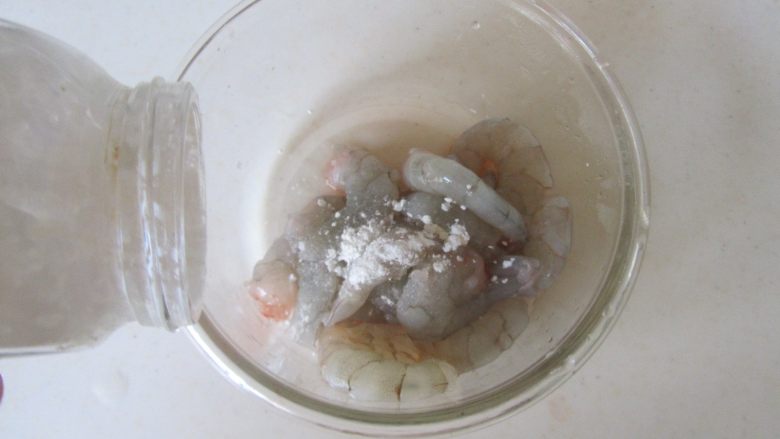 番茄炒虾仁,将盐、淀粉和<a style='color:red;display:inline-block;' href='/shicai/ 718'>料酒</a>放入碗中;