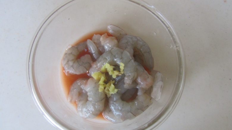 番茄炒虾仁,将盐、淀粉和料酒放入碗中;