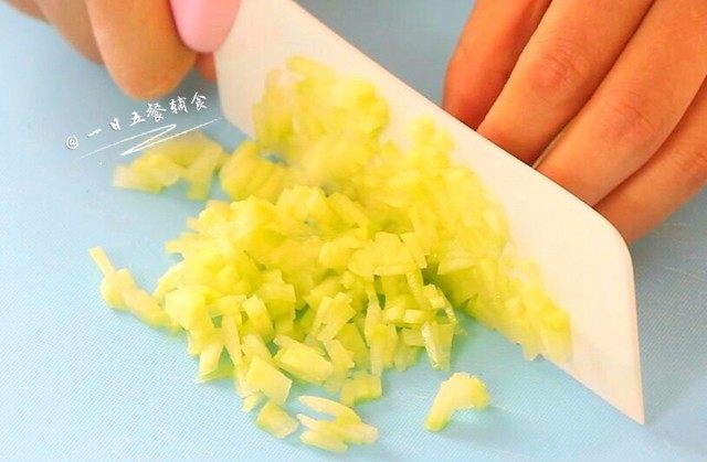 西瓜皮饼,西瓜皮挖去红肉,去掉绿色的外皮,切成小丁。