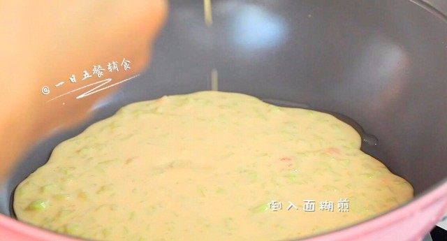 西瓜皮饼,开始煎饼那啦。不粘锅倒点核桃油,倒入面糊,看见边缘变黄,整个饼可移动准备翻面。全程中小火煎。