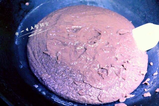 红豆沙馅,看上图,煮好的红豆附带还有一点水,放入料理机里打成细腻的泥状(加水的量根据实际情况决定,水加少了会打不动,水加多了打成的泥比较稀之后炒的费时