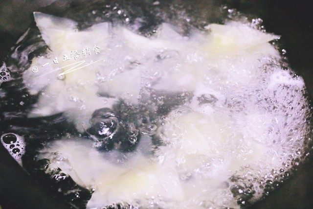 炒饺子皮蔬菜面片,水烧开,面片下锅,变透明立马捞起来,约10秒吧。捞起来沥干。
