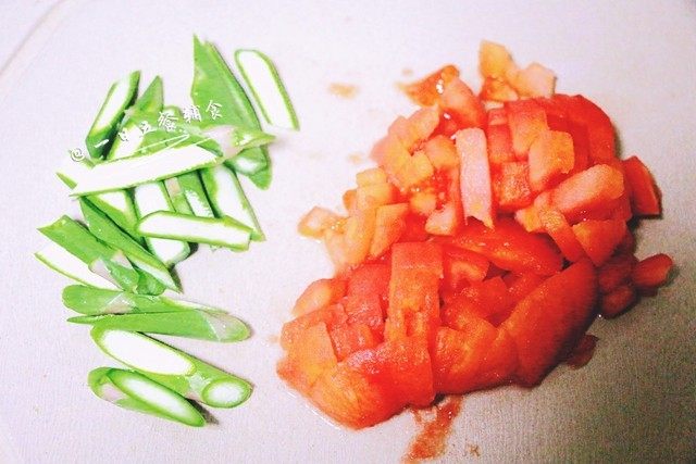 炒饺子皮蔬菜面片,西红柿切小丁,<a style='color:red;display:inline-block;' href='/shicai/ 122'>芦笋</a>切断,再对半切一下。包菜芯也根据宝宝咀嚼能力切小,2岁半以下的宝宝还吃不了中间的那根硬硬的,也去掉。