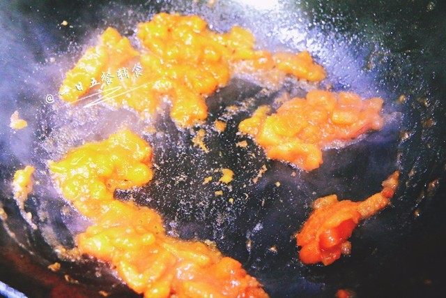 炒饺子皮蔬菜面片, 另起锅倒油,加入西红柿炒1分钟。