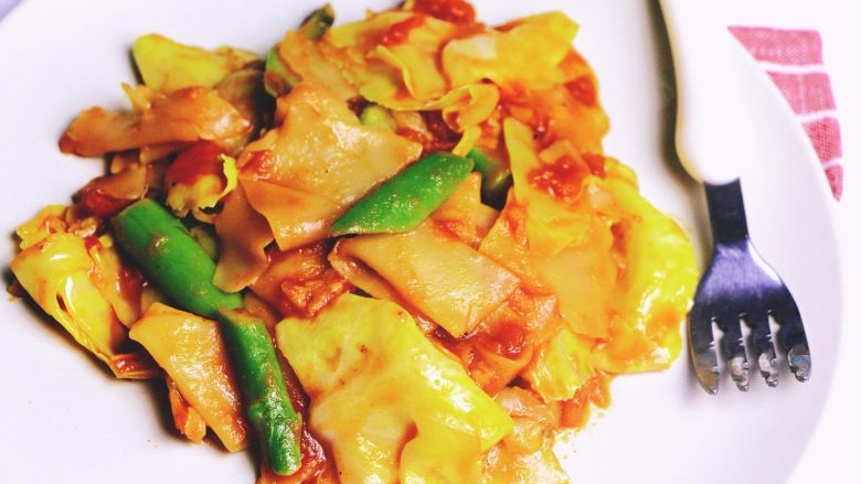 炒饺子皮蔬菜面片,将煮好的面片倒进菜中,继续翻炒几下。 加点生抽或盐,即可出锅。