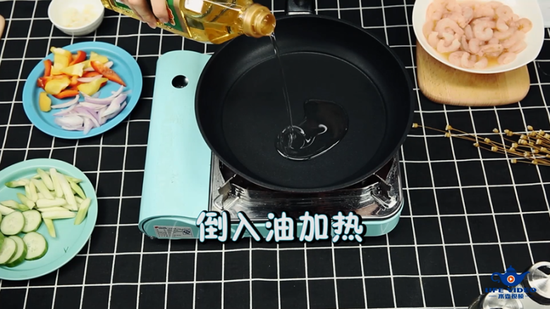 轻奢简餐《芦笋炒虾仁》,第四步:炒制《芦笋炒虾仁》
热锅倒油