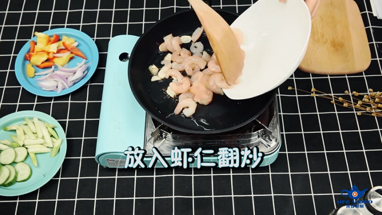 轻奢简餐《芦笋炒虾仁》,再倒入虾仁,进行翻炒