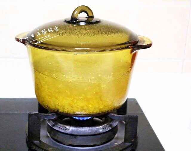 芹菜胡萝卜粥,🌻小贴士:小宝宝吃粥,推荐五常大米,更软糯,米香的不要不要的,而且大部分胚芽都在,营养超丰富。但市场上的五常大米好乱,需要你练就火眼金睛。