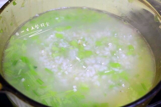 芹菜胡萝卜粥,🌻小贴士:胡萝卜擦丝更适合小宝宝吃,很薄很容易熟,熟了后嘴抿抿就好。