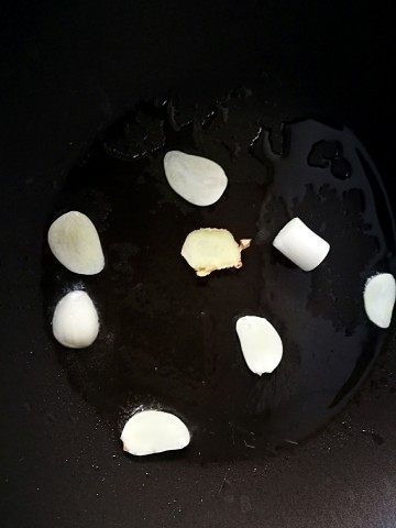 「Cathy边吃边营养」彩色松仁玉米,热锅凉油,烧至七成热,放入葱姜蒜爆香,翻炒片刻捞出