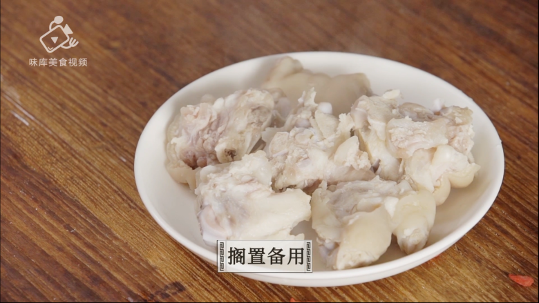 滋润养颜“贴秋膘”,必备猪蹄莲藕汤,
捞出并备用