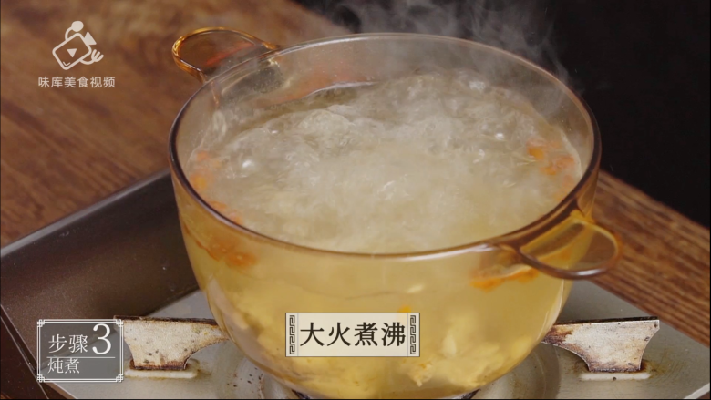 滋润养颜“贴秋膘”,必备猪蹄莲藕汤,
大火煮沸