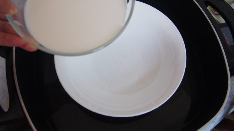 红豆奶油小方,锅中隔水放入一个碗,倒入<a style='color:red;display:inline-block;' href='/shicai/ 219'>牛奶</a>。