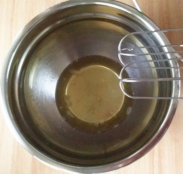 拉花纸杯蛋糕,蛋清中:加1小撮食盐和少许柠檬汁
