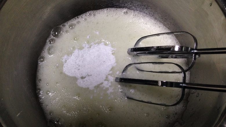 豆乳盒子,蛋清四个加入柠檬汁两滴,分三次加入糖粉30克