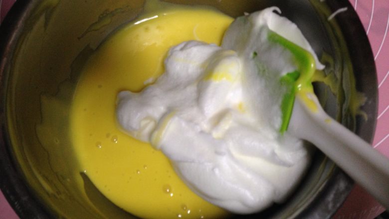 豆乳盒子,打好的蛋白霜舀出1/3入蛋黄糊内,翻拌切拌均匀至无蛋白
