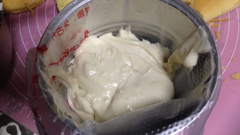豆乳盒子,装入裱花袋内备用