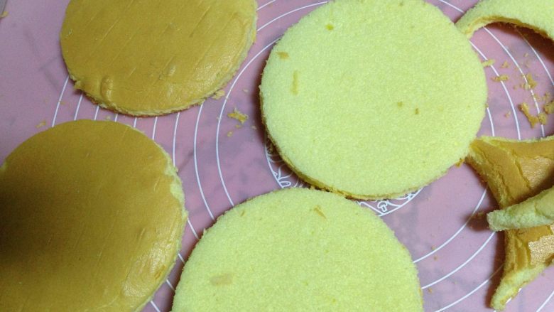 豆乳盒子,蛋糕胚用所用的保鲜盒压出蛋糕片