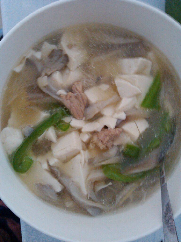 三菌豆腐汤,煮5-10分钟后,加鸡精,起锅