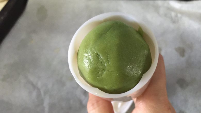 桃山皮月饼,放入月饼模具里,我刷了点油