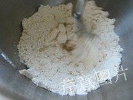 尼可拉可颂,开动厨师机,一边慢速搅拌一边慢慢加入清水,不要一次全部加入,留下20g左右调整面团的软硬度