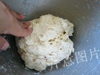 尼可拉可颂,搅拌至面团成团是停机检查面团的程度,面团略软一些容易操作,视情况酌量加入清水