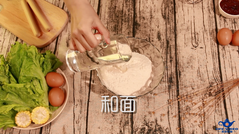 喷香四溢的美味煎饼,倒水和面!慢慢倒90克水!