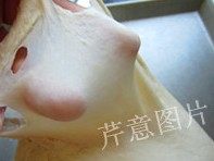 尼可拉可颂,检查面团筋度:取一小块儿面团,慢慢延展开来,能够拉成薄膜状即可