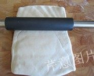 尼可拉可颂,用擀面杖敲打面片,使面皮与黄油贴合紧密,如果有气泡,用竹签扎小洞