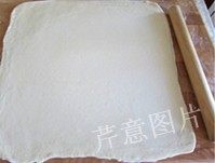 尼可拉可颂,30分钟后,取出面团,擀开成大约一条边长40cm、厚约4mm的方形大片