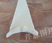 尼可拉可颂,在等腰三角形的底边中央切一个大约1cm的小口,从小口处略拉开