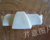 尼可拉可颂,顺着拉开的“劲儿”向等腰三角形的顶角卷起,不要太松,也不要太紧,自然卷起即可