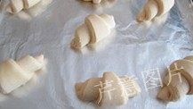 尼可拉可颂,全部卷好后均匀排进烤盘(最好铺一层锡纸,方便清洗烤盘),卷与卷之间留出足够距离,室温状态下进行最后发酵