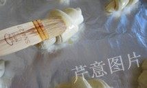 尼可拉可颂,发酵至2倍大时,均匀刷上薄薄一层蛋液,只刷表面,注意不要刷到侧面分层的部位,以免影响起酥。送入预热220度的烤箱中层,烤12到15分钟即可