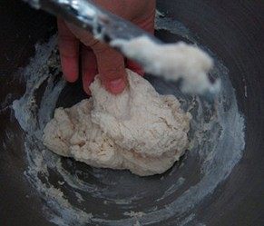 法式红酒金枪鱼面包,低速打至面团成团,停机检查面团的硬度,如果感觉干硬,可以稍微再加点儿水