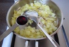 法式红酒金枪鱼面包,煸炒至洋葱透明并微微呈焦黄色时,加入<a style='color:red;display:inline-block;' href='/shicai/ 896'>红葡萄酒</a>,继续煸炒至酒味散发出来