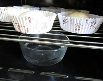 法式红酒金枪鱼面包,整好的面包胚放进烤箱,底下放一碗热水,不要太热,产生点儿蒸汽就行,关上烤箱门,进行最后发酵