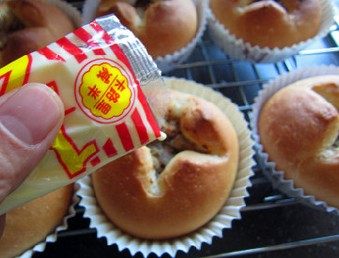 法式红酒金枪鱼面包,烤好的面包放在网架上,稍微冷却后挤上适量<a style='color:red;display:inline-block;' href='/shicai/ 4856'>沙拉酱</a>