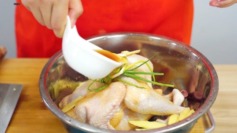 洪七公看到也会流三天口水——芳香叫花鸡,倒入料酒
