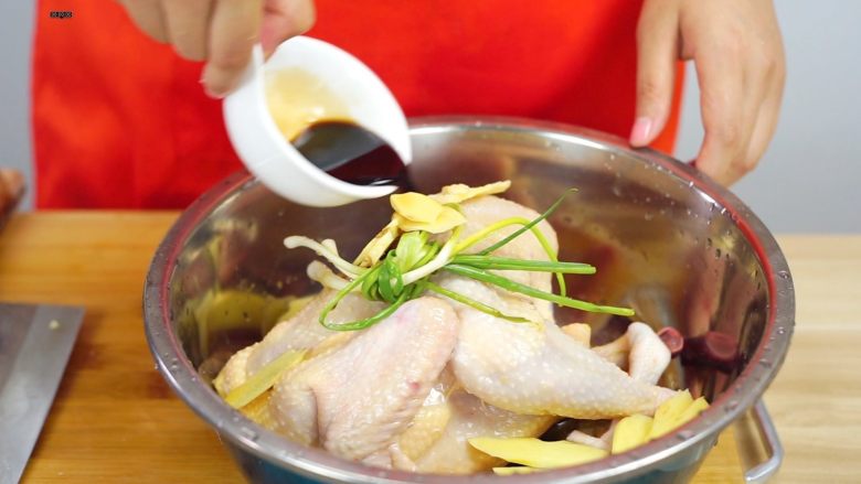 洪七公看到也会流三天口水——芳香叫花鸡,倒入酱油